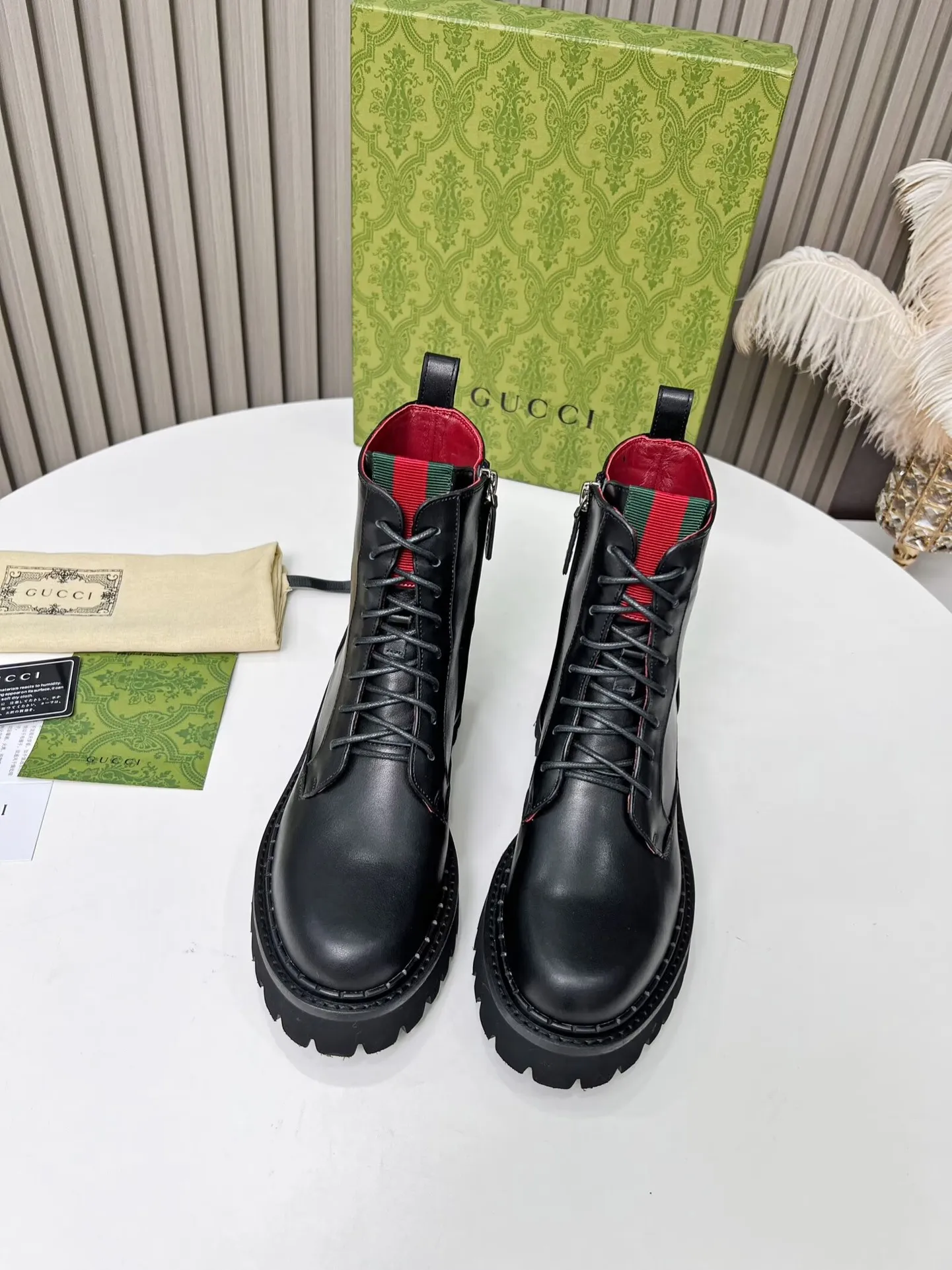 👟👟Ex-factory price 620👟👟 2025 latest version of Gucci GUCCI versatile strappy Martin boots, easy to put on and take off 'Branded webbing color matching Heel height: 5cm Fabric: cowhide/open edge beads Inner/foot pads: red cowhide 🐂 The outsole is made of foam outsole Color: black Code number: 34-40. 34 and 41 42 need to be customized Packaging: Comes with card and cloth bag.